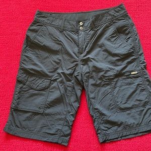 Columbia brand hiking shorts/cargo shorts. NWOT, six pockets. Size 10